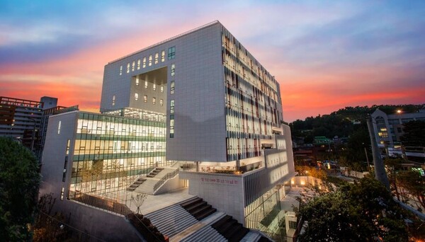 3.동덕여대 100주년 기념관.