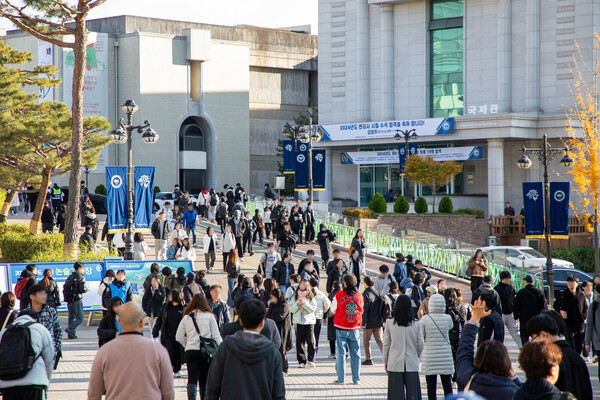 논술고사를 마친 수험생들이 한양대 서울캠퍼스를 빠져나가고 있다. 사진=한양대 제공