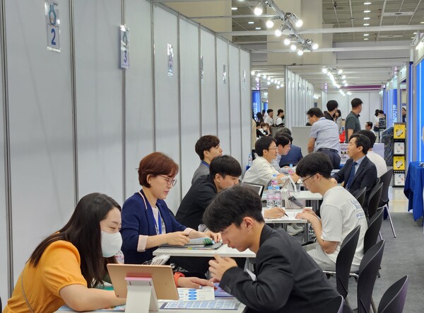수험생들이 대입 수시 박람회에서 상담하고 있는 모습. 사진=대학IN