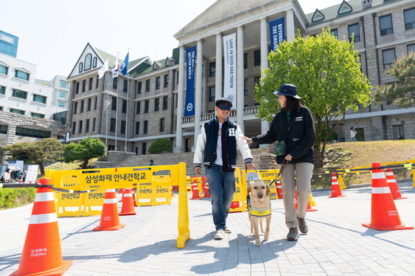 보행 체험을 하는 학생과 무료 슬롯 게임견. 사진=한양대 제공