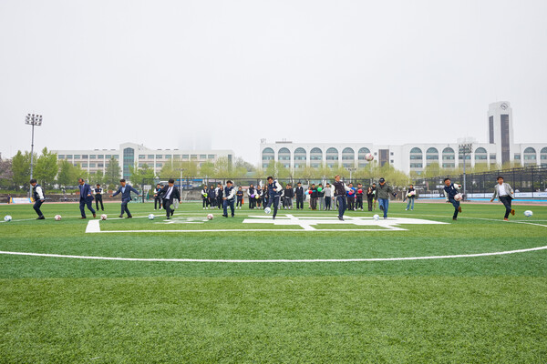 메가 슬롯 스포츠파크 개장식에 참석한 내빈들이 시축을 하고 있다. 사진=메가 슬롯대 제공