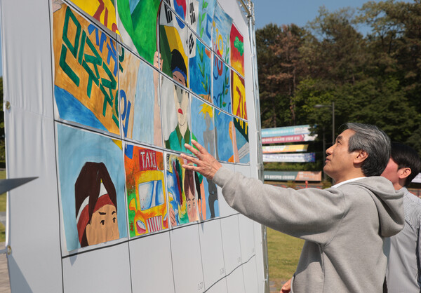 지난 12일  크레이지 슬롯대학교 캠퍼스에서 이근배 크레이지 슬롯대 총장이 학생들과 518 기념 '그날의 별화' 그리기에 참여하고 있다.이 총장과 학생들이 완성한 벽화는 14일부터 전남대 518광장과 민주마루 앞에 전시된다.  사진=전남대 제공