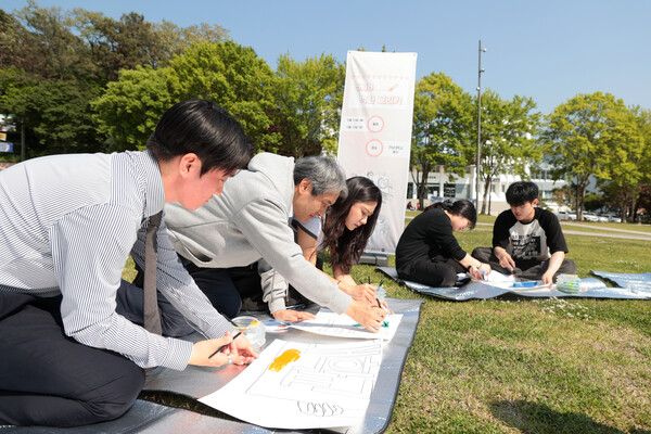 지난 12일  크레이지 슬롯대학교 캠퍼스에서 이근배 크레이지 슬롯대 총장이 학생들과 518 기념 '그날의 별화' 그리기에 참여하고 있다.이 총장과 학생들이 완성한 벽화는 14일부터 전남대 518광장과 민주마루 앞에 전시된다.  사진=전남대 제공