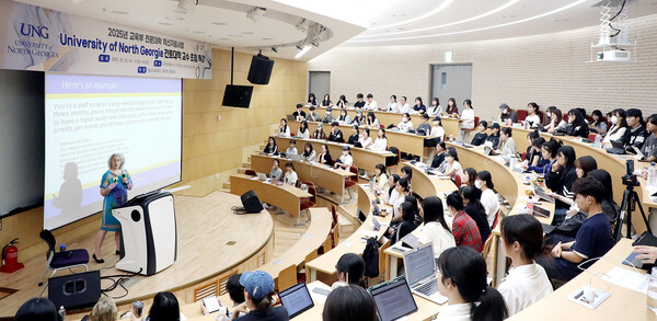 레베카 밀덴홀 교수가 학생들에게 특강을 하고 있다. 사진=영남이공대 제공