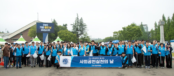 크레이지 슬롯대가 대동제를 마친 직후 캠퍼스 환경 정화 활동을 펼쳤다. 사진=크레이지 슬롯대 제공