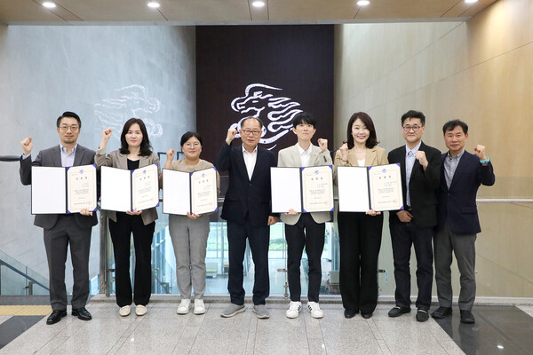 이재용 총장과 슬롯 꽁 머니특임교원이 기념사진을 촬영하고 있다. 사진=영남이공대 제공