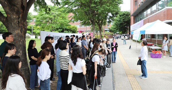 ‘슬롯 꽁 머니여대와 함께하는 마을 가꾸기’ 환경보존캠페인 ‘플로깅’. 사진=슬롯 꽁 머니여대 제공