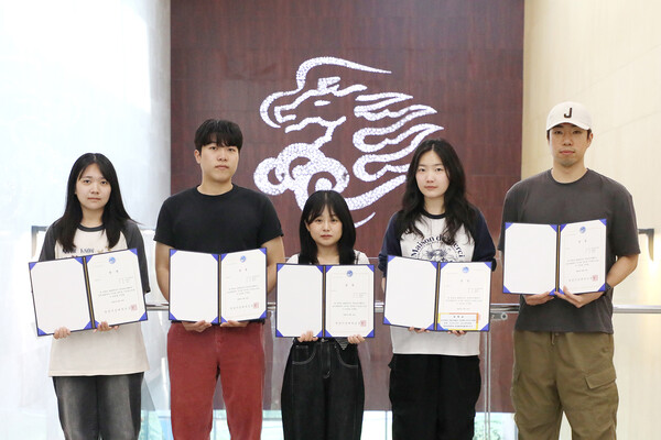 시상식을 마치고 수상자들이 기념사진을 촬영하고 있다. 사진=영남이공대 제공