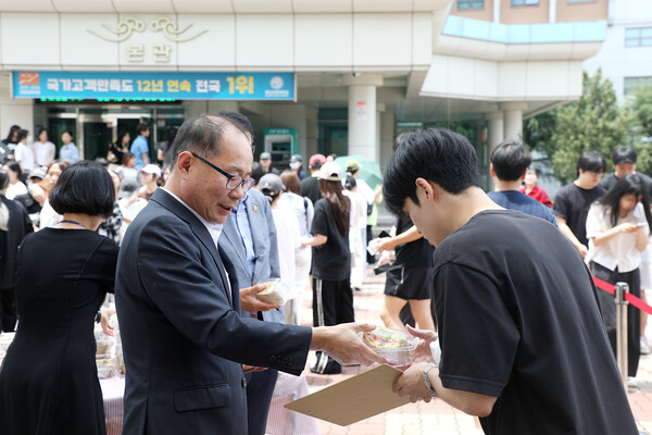 이재용 총장이 샌드위치를 학생들에게 나눠주며 격려의 말을 하고 있다. 사진=영남이공대 제공