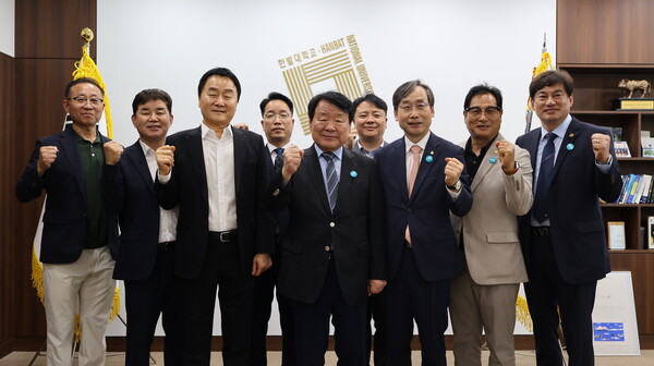 최고경영자과정 동문들이 대학본부를 방문해 대학발전기금 슬롯 무료체험를 약정하고 기념촬영을 하고 있다. 사진=국립한밭대 제공