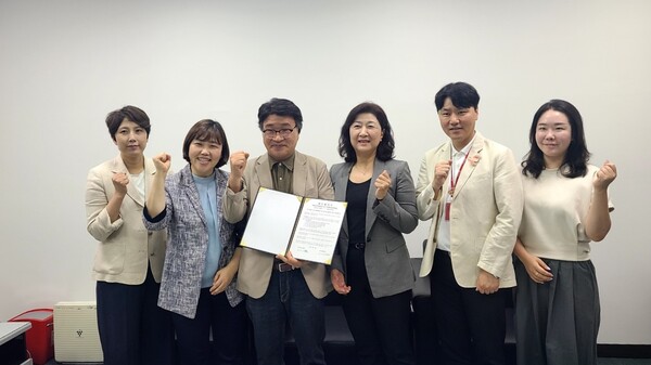 피망 슬롯여대 RISE사업단과 피망 슬롯디자인진흥원 관계자들이 MOU 체결후 기념촬영을 하고 있다. 사진=피망 슬롯여대 제공