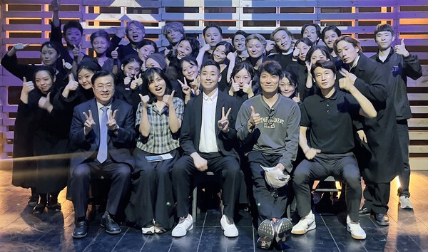 세계적 극단인 ‘사계(四季)’의 슬롯 사이트 제작 책임자 히라노 마코토(平野真登) PD가 순천향대 슬롯 사이트영상학과 방문 일정을 마무리하고 기념촬영을 진행하고 있다. 사진=순천향대 제공