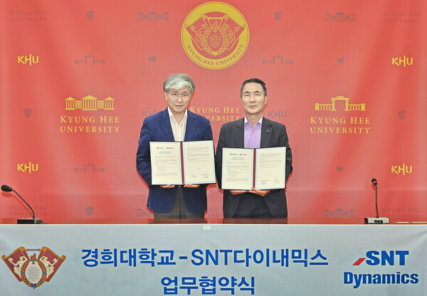 왼쪽부터 경희대 홍충선 학무부총장(국제), SNT다이내믹스 김종도 전무이사. 사진=경희대 제공