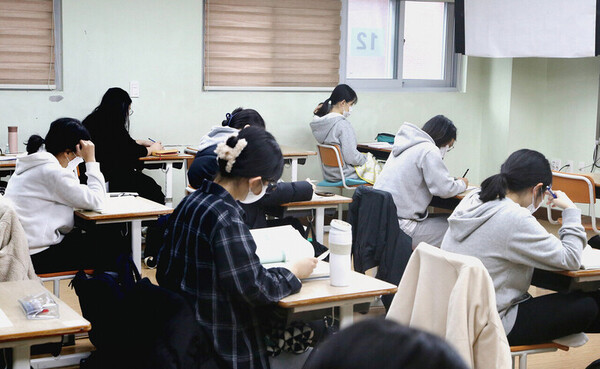 수능시험을 치르는 수험생들. 사진=슬롯 사이트in 자료