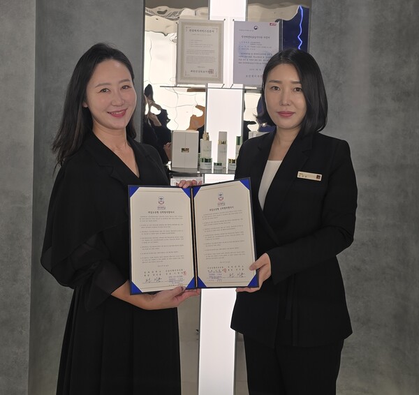 왼쪽: 의료미용학과 이정은 교수, 오른쪽: 신상슬롯외과 김지은 운영이사. 사진=경복대 제공