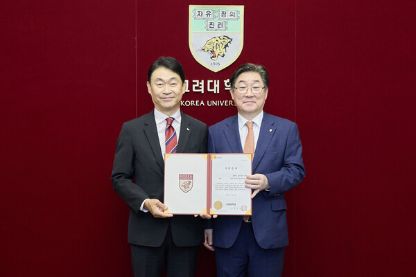 왼쪽부터 권영진 교우회장. 김동원 총장. 사진=고려대 제공
