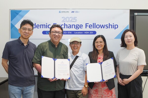 한동대 'Academic Exchange Fellowship' 첫 참여자인 인도네시아 교수들의 수료증 수여식 모습. 사진=한동대 제공
