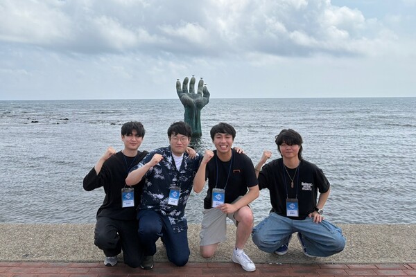 전시산업 디지털 융합 해커톤 대상 수상 기념촬영. 오른쪽부터 김동신, 김강산(한동대), 이창우, 이정민(한림국제메가 슬롯원대). 사진=한동대 제공