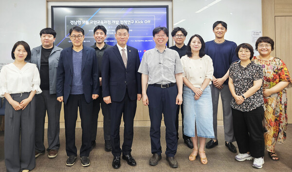 경상국립대학교(GNU) 메가 슬롯혁신처 공동메가 슬롯센터는 7월 7~8일 양일간 가좌캠퍼스 PBL강의실에서 ‘경남형 모듈 교양메가 슬롯과정 내용 개발을 위한 정책연구 킥오프(Kick Off) 회의’를 했다.