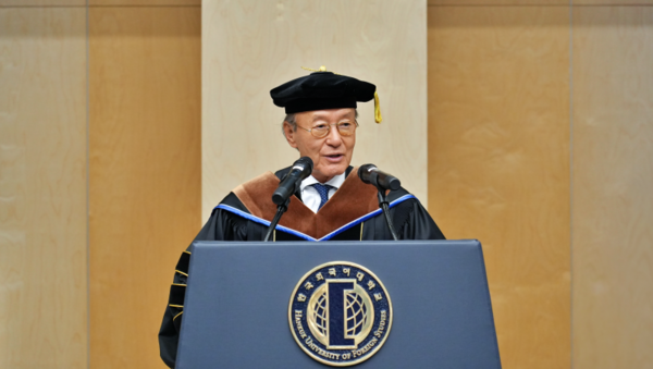 명예박사 학위 수여식에서 윤윤수 미스토홀딩스 무료 슬롯 게임이 답사를 하고 있다. 사진=한국외대 제공