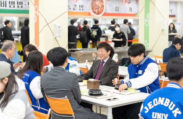 지난 5월 열린 총동창회와 함께하는 천원의 아침밥. 사진=전북대 제공