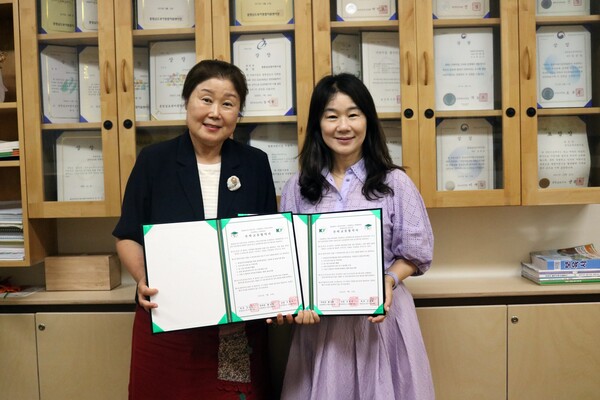 건양대-충청남도청어린이집 협약 사진(왼쪽부터 김순숙 충청남도청어린이집원장, 육길나 건양대 아동슬롯 꽁 머니학과 교수). 사진=건양대 제공