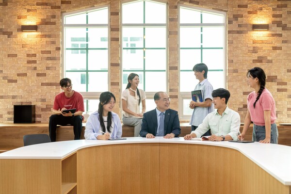 최재원 총장과 대화하고 있는 학생들.