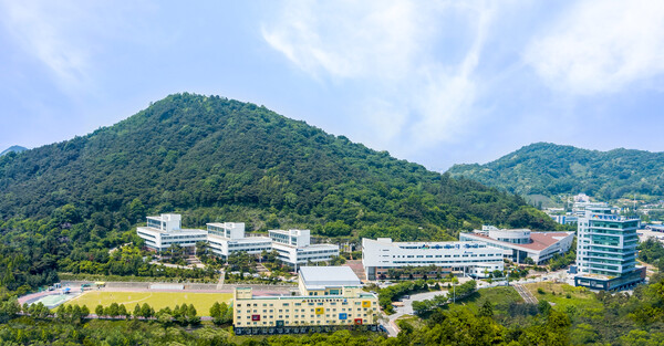 송원대는 특성화된 철도 분야와 보건복지 등 18개 실용학과에 집중 투자하며 높은 취업률을 자랑하고 있다.