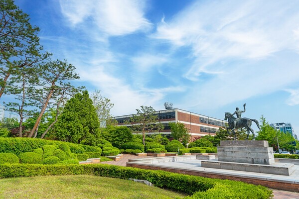 아주대 지능형반도체공학과는 75명에서 105명으로, 첨단바이오융합슬롯은 60명에서 81명으로 입학정원이 늘었다.