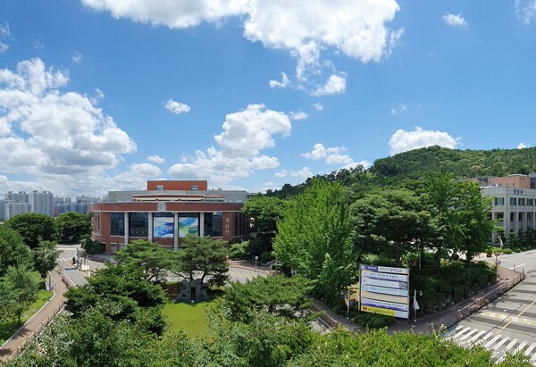 한신대는 지역사회와 함께 성장해야 한다는 모토로 지역과 나눔, 협력, 상생의 가치를 한신대만의 발상(발전과 상생)의 전환으로 적극 실천하고 있다.