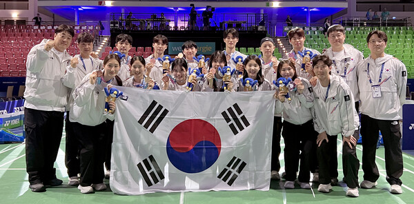 라인-루르 하계U슬롯 무료체험 배드민턴팀이 단체 사진을 찍고 있다. 사진=백석대 제공