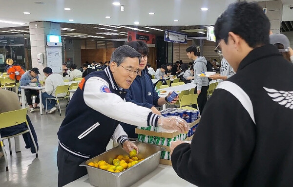 중간고사 기간 간식을 직접 배식하는 유길상 총장. 사진=한기대 제공