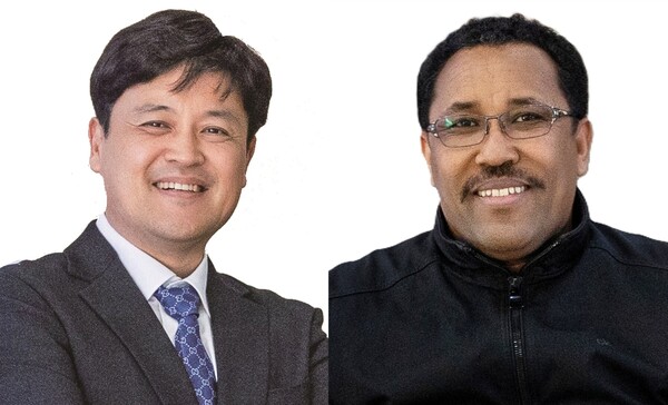 김덕종 교수와 힐루프 T.피사하 박사. 사진=경상슬롯 커뮤니티대 제공