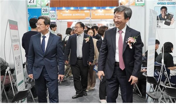 정승렬 총장이 학생들의 전공 선택 보장을 위해 전공탐색박람회에서 전공별 부스를 둘러보고 있다. 사진=국민대 제공