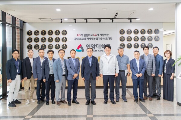 육근열 메가 슬롯대 총장과 권재한 농촌진흥청장 등 참석자들이 기념 촬영을 하고 있다. 사진=메가 슬롯대 제공