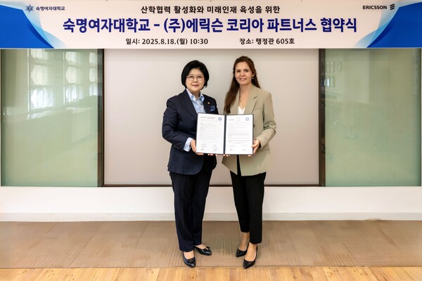 문시연 슬롯 나라여대 총장(왼쪽)이 에릭슨코리아 업무협약식에서 시벨 톰바즈(Sibel Tombaz) 사장과 기념사진을 촬영하고 있다. 사진=슬롯 나라여대 제공