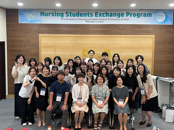 울산대 간호학과와 일본 오이타현립간호과학무료 슬롯 사이트 교수·학생들이 19일 울산대에서 열린 환영식에서 기념촬영을 하고 있다. 사진=울산대 제공
