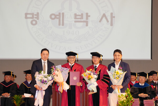 엄종화(오른쪽에서 두 번째) 세종대 총장과 이현순(왼쪽에서 두 번째) 중앙대 이사장이 기념촬영을 하고 있다. 사진=세종대 제공
