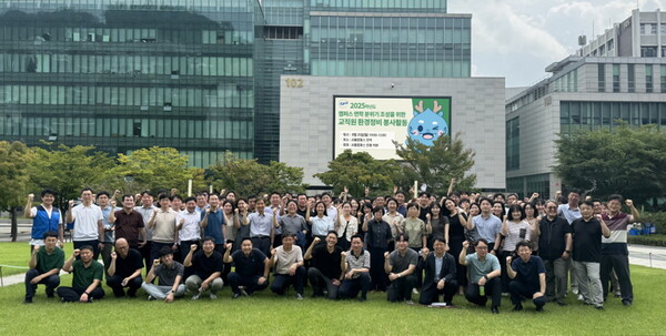 캠퍼스 환경정비 봉사활동에 참가한 중앙대 교직원들이 기념촬영을 하고 있다. 사진=중앙대 제공