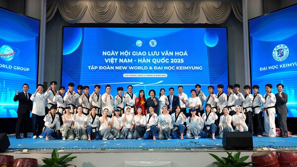 베트남 교육문화봉사단(태권도 시범단과 무용학과 교육문화봉사단이 하이즈엉 Nam Cuong Hotel에서 문화 공연 후 단체촬영을 하고 있다. 사진=계명대 제공