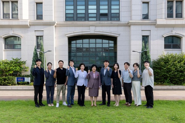 문시연 숙명여대 총장과 약학대학 교수진이 기념촬영을 하고 있다. 사진=숙명여대 제공