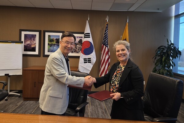 김종률 회장(한국 UBRC Lifelong Partners)과 Meridith Rentz 대표(ASU Enterprise Partners). 사진=남서울대 제공
