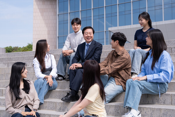 김정겸 총장과 학생들. 사진=충남대 제공