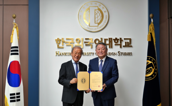발전기금 기부 증서와 함께 기념 촬영하는 윤윤수 미스토홀딩스 회장(왼쪽)과 박정운 총장. 사진=한국외대 제공