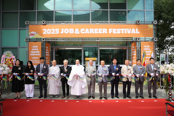 (왼쪽부터)이수예 학생처장, 백소윤 총학생회장, 지정학 법인 사무처장, 정각원장 제정스님, 최진식 ㈜SIMPAC 대표이사, 학교법인 동국대학교 이사장 돈관스님, 윤재웅 동국대 총장, 문선배 총동창회장, 정영식 기획부총장, 김용현 교무부총장, 강규영 연구부총장, 성정석 BMC부총장. 사진=동국대 제공