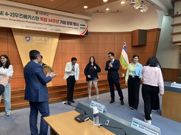 우무료 슬롯키스탄 유학생이 축하 공연을 함께 즐기고 있다. 사진=선문대 제공