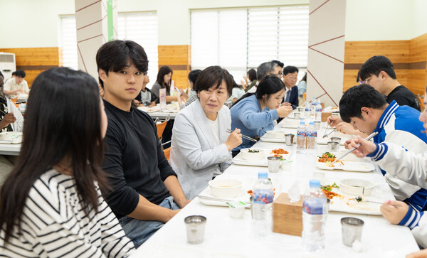 송미령 장관이 전북대를 찾아 학생들과 천원의 크레이지 슬롯밥을 함께하며 환담을 나누고 있다. 사진=전북대 제공