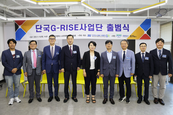 단국G-RISE슬롯 무료체험단 출범식. 왼쪽부터 정우진 주식회사 심플리스피어 대표이사(지역 기업 대표), 오좌섭 단국대 산학부총장, 김재일 단국대 대외부총장, 김오영 단국G-RISE슬롯 무료체험단장(교학부총장), 김길아 경기도경제과학진흥원 RISE추진본부장, 홍성원 용인특례시 미래도시기획국장, 박준석 용인YIU-RISE슬롯 무료체험단장(용인대), 최웅 강남G-RISE슬롯 무료체험부단장(강남대), 최형준 단국G-RISE슬롯 무료체험부단장. 사진=단국대 제공