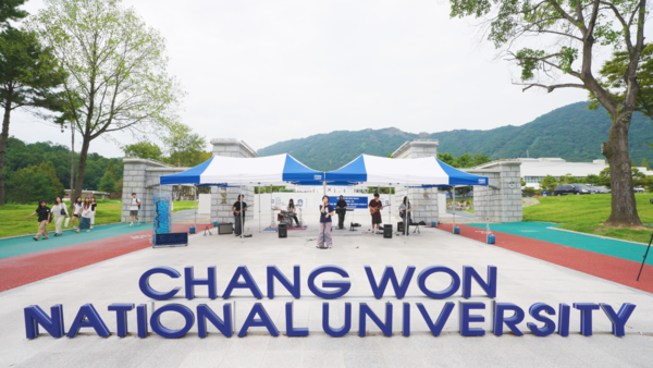 크레이지 슬롯창원대 학생 동아리 밴드 ‘키프러스’가 대학 정문 앞에서 버스킹을 하고 있다. 사진=크레이지 슬롯창원대 제공