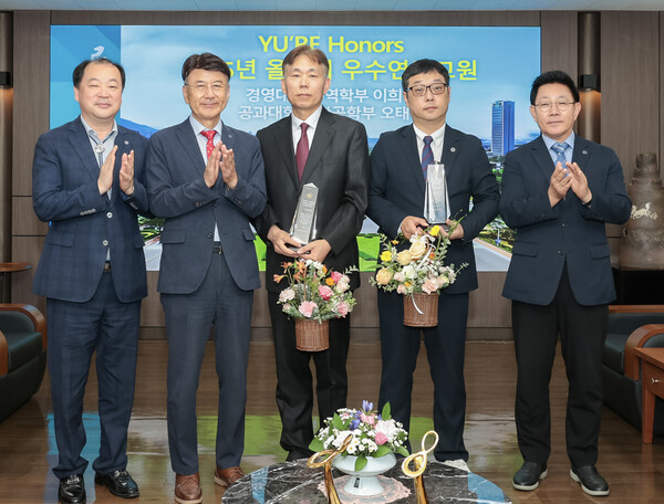 사진 왼쪽에서 두 번째부터 최외출 총장, 오태환 교수, 이희용 교수. 사진=영남대 제공